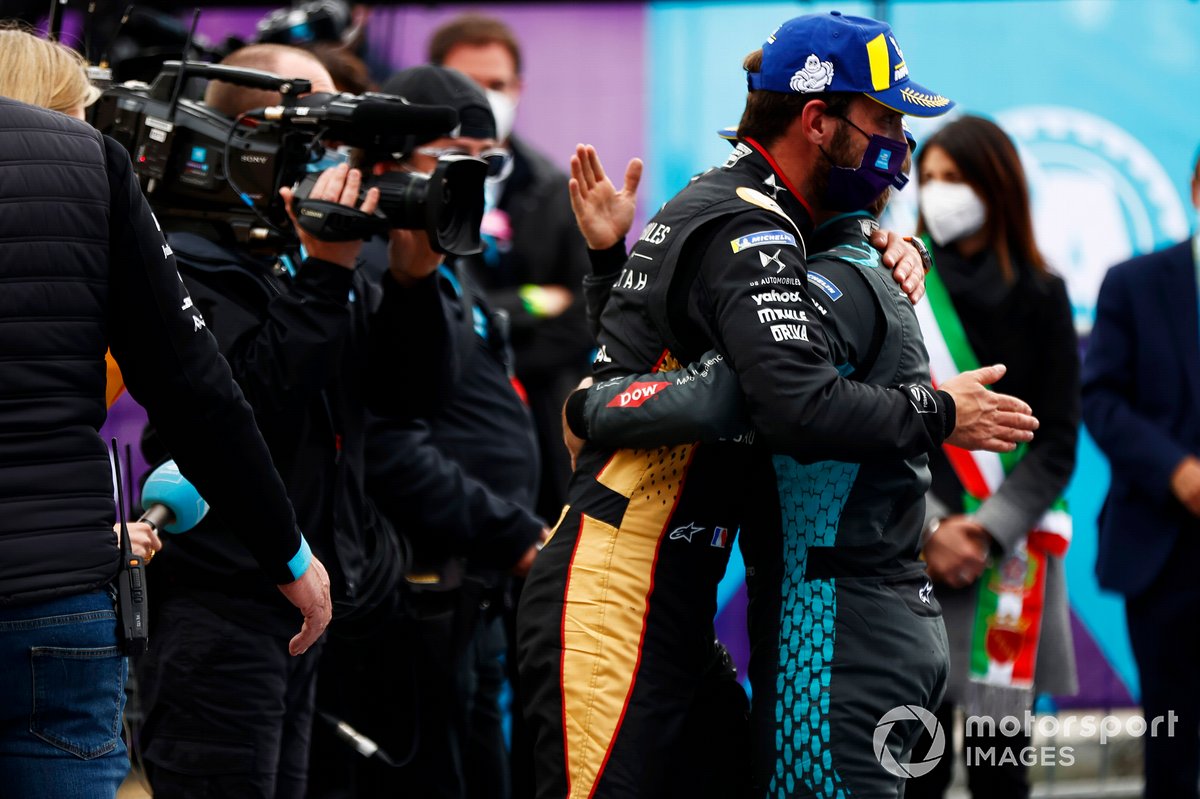 Jean-Eric Vergne, DS Techeetah, celebra su victoria con Sam Bird, Jaguar Racing, segundo clasificado