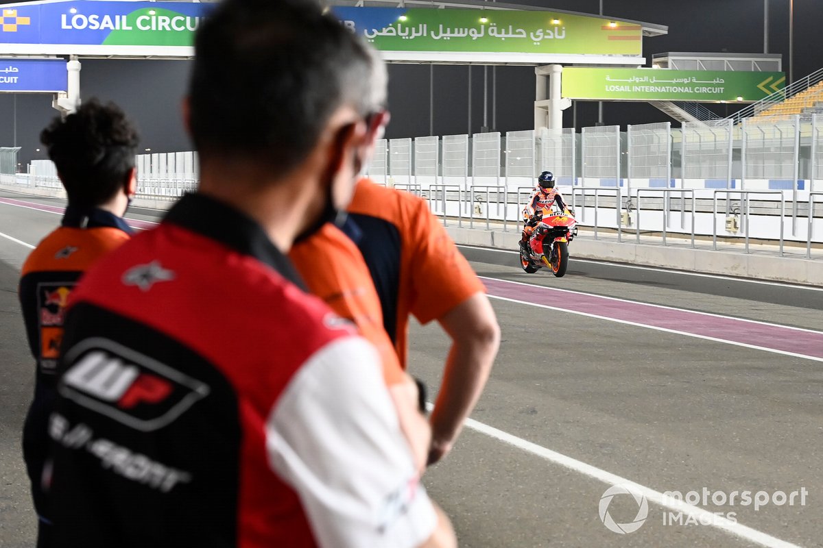 Red Bull KTM team observan a Pol Espargaró, Repsol Honda Team