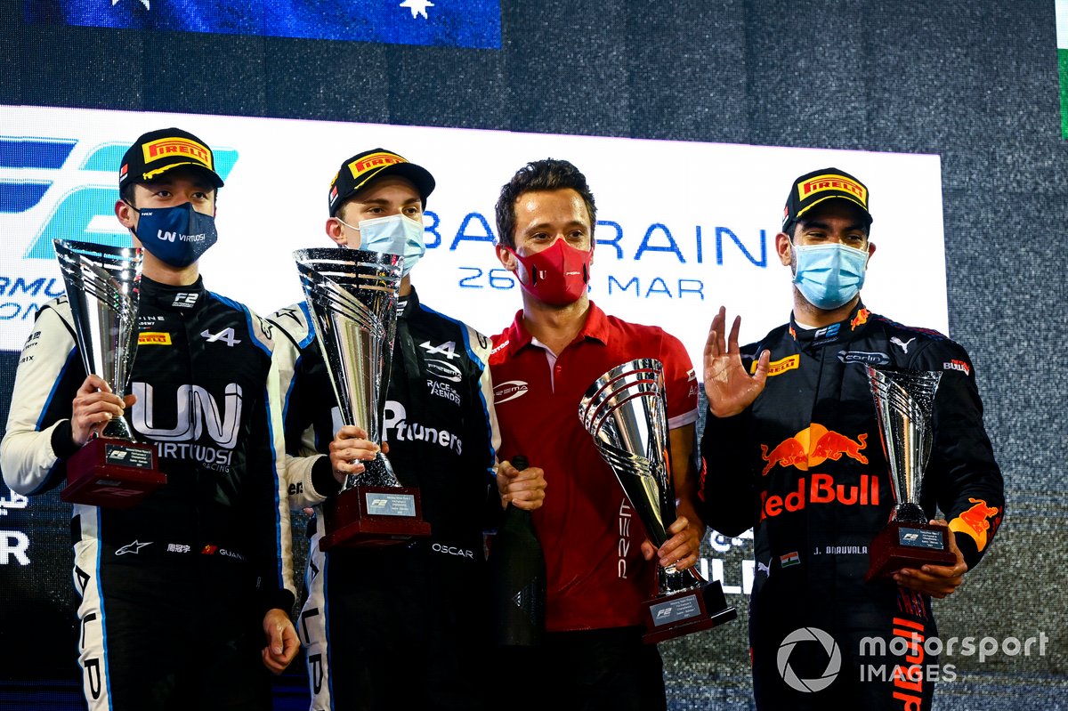 Podio: segundo lugar Guanyu Zhou, Uni-Virtuosi Racing, ganador Oscar Piastri, Prema Racing y tercer lugar Jehan Daruvala, Carlin