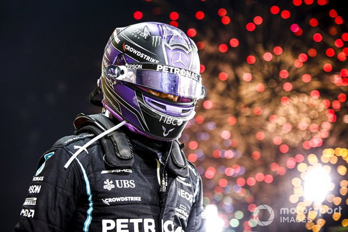 Ganador de la carrera Lewis Hamilton, Mercedes, celebra en Parc Ferme 