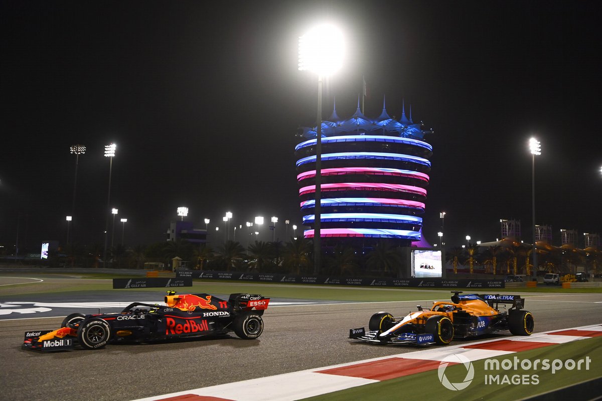 Pembalap Red Bull Racing, Sergio Perez, mengungguli Daniel Ricciardo dari McLaren pada balapan F1 GP Bahrain 2021.