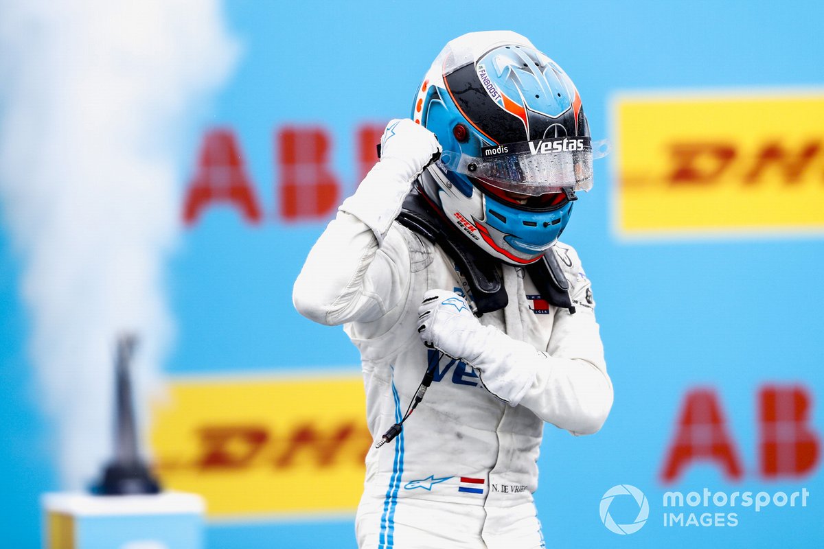 Ganador Nyck de Vries, Mercedes-Benz EQ, EQ Silver Arrow 02 celebra en Parc Ferme