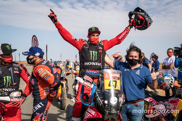 Ganador #47 Monster Energy Honda Team: Kevin Benavides con David Castera, Director del Rally Dakar 