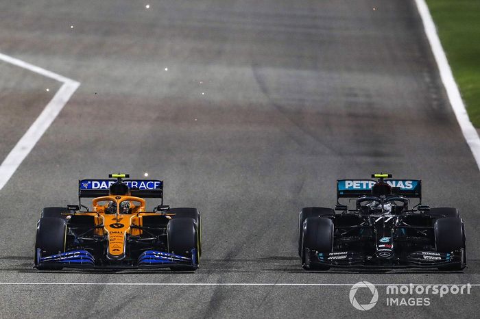 Lando Norris, McLaren MCL35, Valtteri Bottas, Mercedes F1 W11