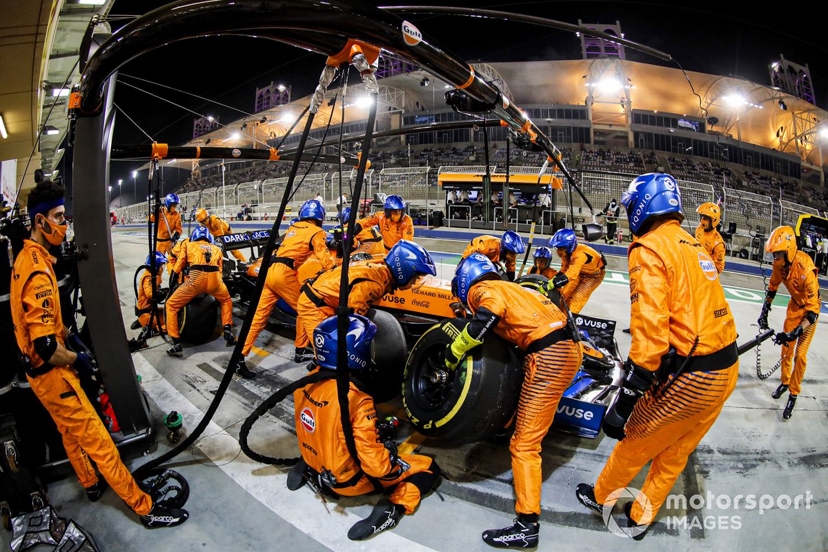 Lando Norris, McLaren MCL35, pit stop