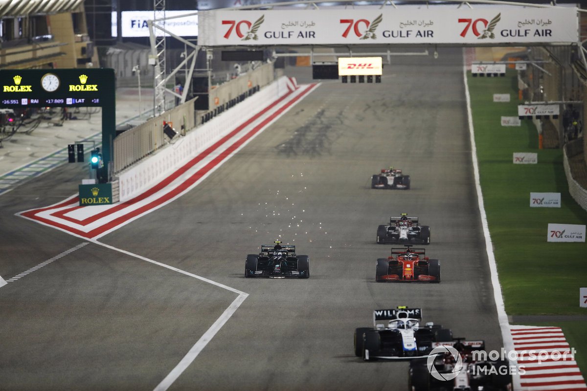 Valtteri Bottas, Mercedes F1 W11, in battaglia con Sebastian Vettel, Ferrari SF1000