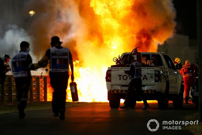 Oficiales de pista apagan el fuego del monoplaza de Romain Grosjean, Haas VF-20