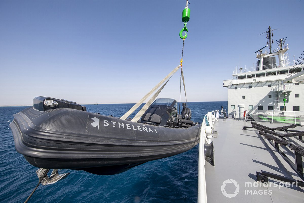 Los botes salvavidas RMS St. Helena se bajan al mar