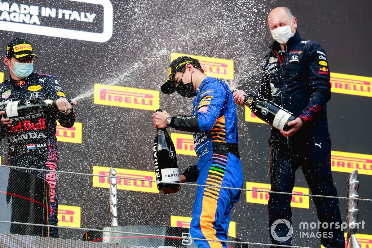 Podio: ganador de la carrera Max Verstappen, Red Bull Racing y el tercer lugar Lando Norris, McLaren