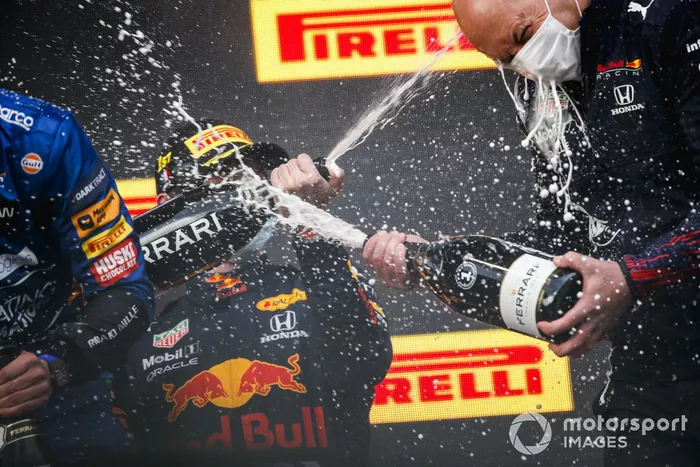 Podio: ganador de la carrera Max Verstappen, Red Bull Racing