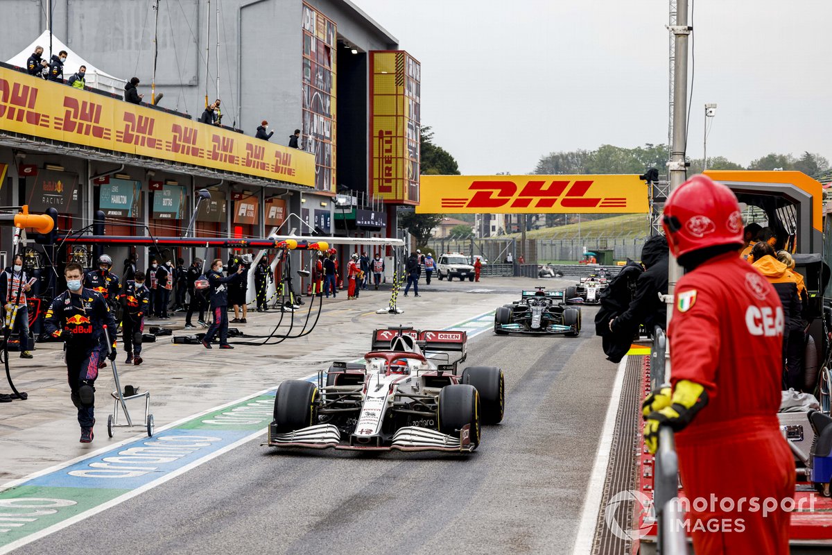 Kimi Raikkonen, Alfa Romeo Racing C41, Lewis Hamilton, Mercedes W12, en pit lane