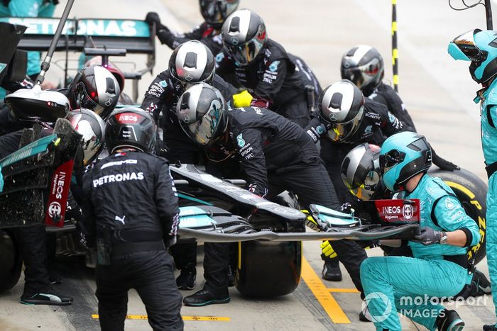 Lewis Hamilton, Mercedes W12, cambia su alerón delantero