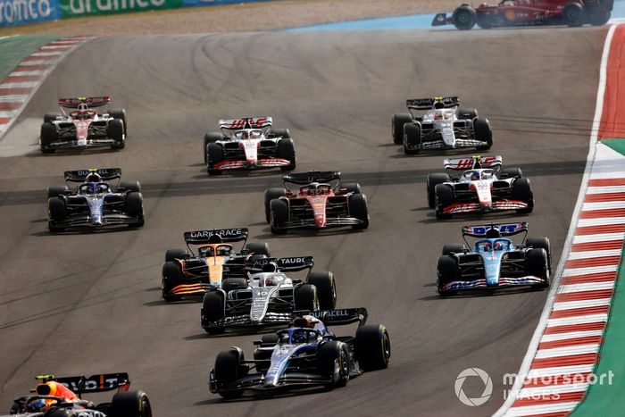Alex Albon, Williams FW44, Pierre Gasly, AlphaTauri AT03, Fernando Alonso, Alpine A522, Daniel Ricciardo, McLaren MCL36, Charles Leclerc, Ferrari F1-75, el resto del grupo mientras Carlos Sainz, Ferrari F1-75, hace un trompo en la primera vuelta