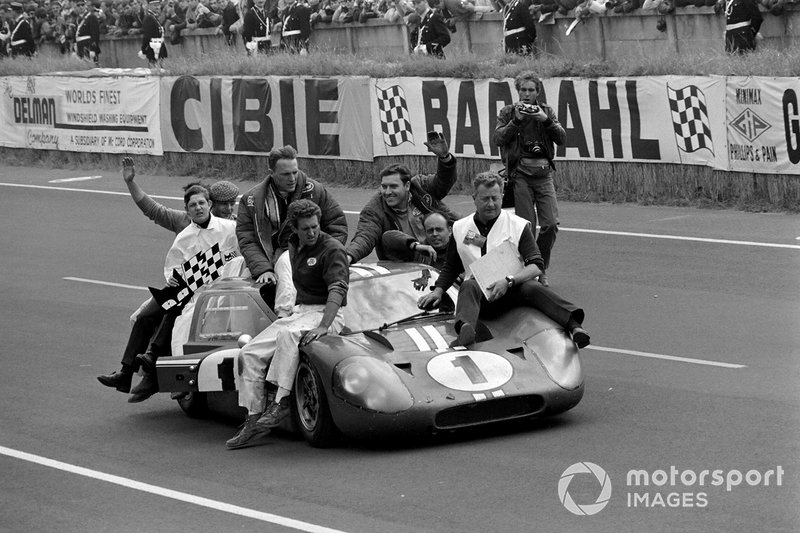 1967 год. Экипаж Дэна Герни и Энтони Джозефа Фойта вместе с сотрудниками команды Shelby American едет к подиуму после победы в гонке