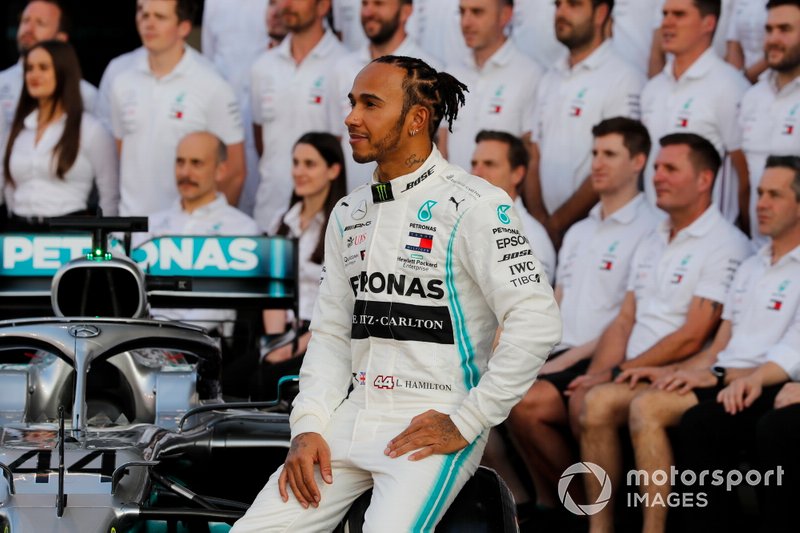 Lewis Hamilton, Mercedes AMG F1, posa para la foto de grupo