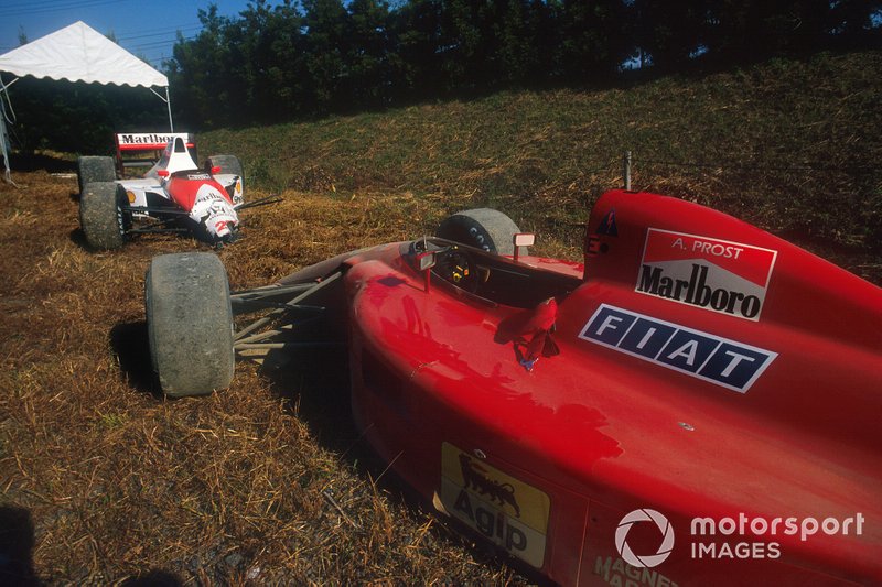 Autos von Alain Prost, Ferrari 641, und Ayrton Senna, McLaren MP4/5B, nach Crash