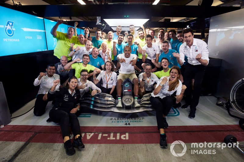 Lewis Hamilton, Mercedes AMG F1, 1st position, celebrates with his team
