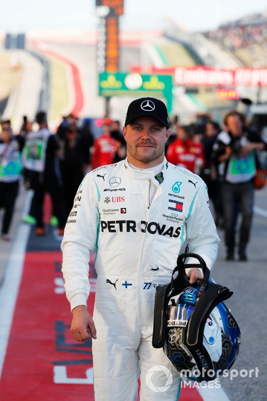 Valtteri Bottas, Mercedes AMG F1, festeggia dopo aver conquistato la Pole Position
