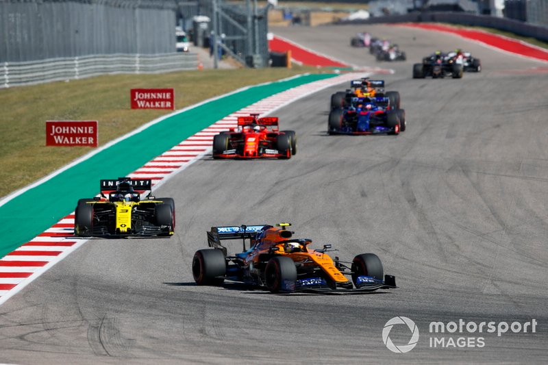 Lando Norris, McLaren MCL34, precede Daniel Ricciardo, Renault F1 Team R.S.19 e Sebastian Vettel, Ferrari SF90