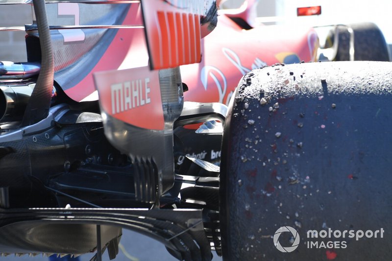 La suspensión dañada del coche de Sebastian Vettel, Ferrari SF90
