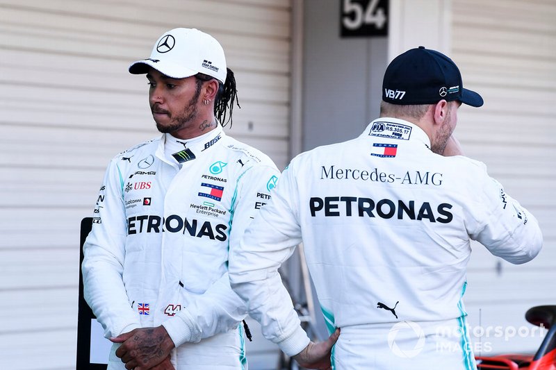 Lewis Hamilton, Mercedes AMG F1 y ganador de la carrera Valtteri Bottas, Mercedes AMG F1 en Parc Ferme