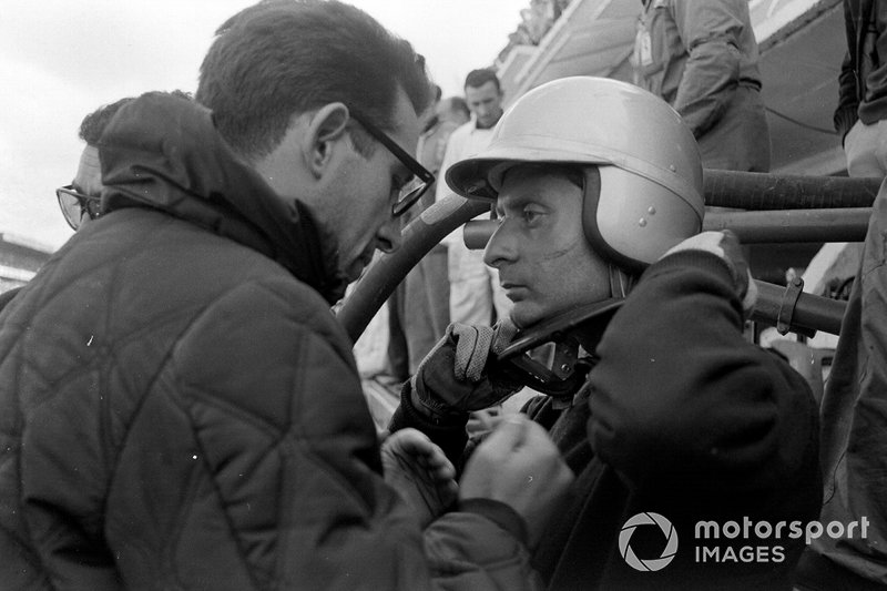 Nino Vaccarella, Ferrari 275P, parle avec Mauro Forghieri