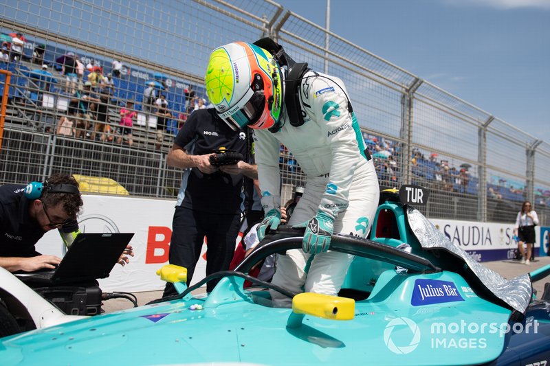 Oliver Turvey, NIO 333 climbs out of his NIO FE-005 on the grid