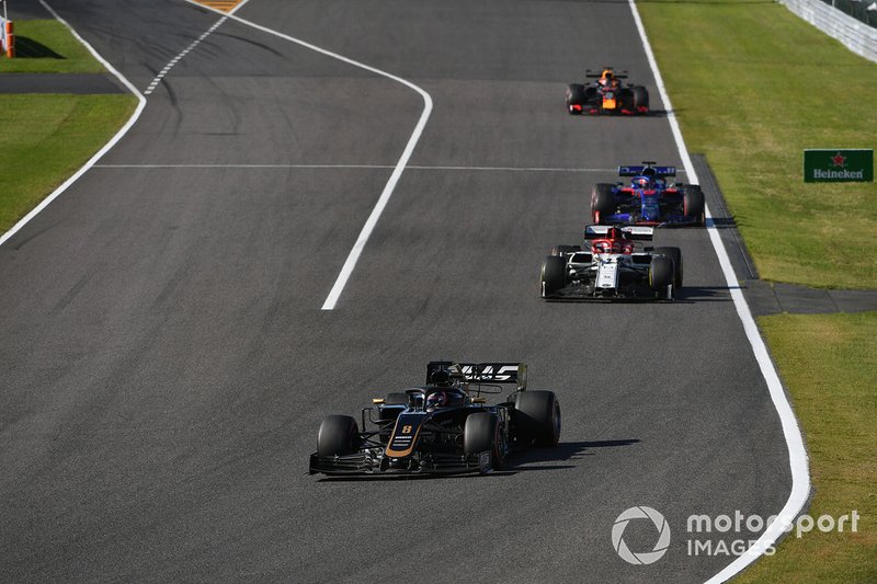 Romain Grosjean, Haas F1 Team VF-19, precede Kimi Raikkonen, Alfa Romeo Racing C38, e Daniil Kvyat, Toro Rosso STR14