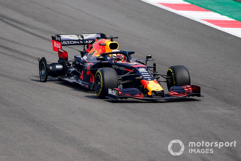 Max Verstappen, Red Bull Racing RB15, se dirige a los boxes con un pinchazo
