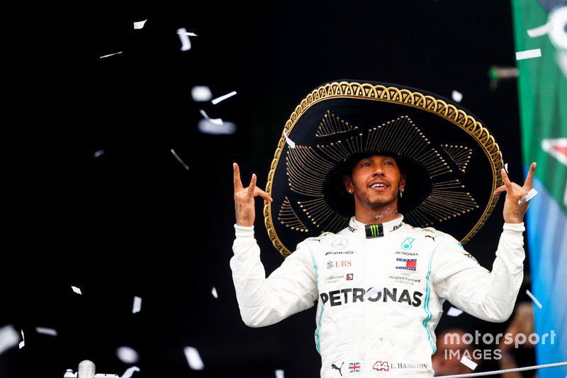 Il vincitore della gara Lewis Hamilton, Mercedes AMG F1, festeggia sul podio