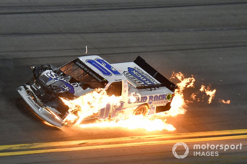 Accidente que acaba en llamas de Tate Fogleman, Young's Motorsports, Chevrolet Silverado Solid Rock Carriers