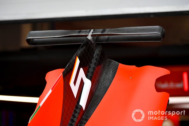 Ferrari SF90: T-Flügel am Ende der Motorhaube