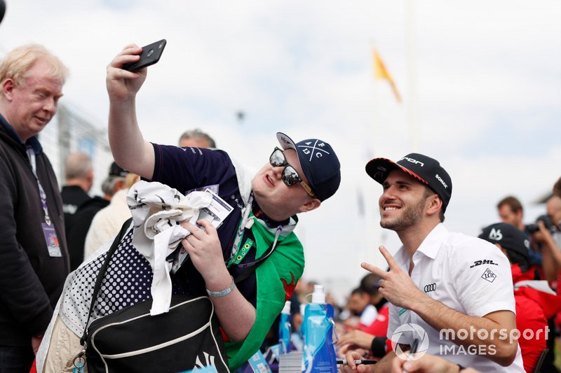 Daniel Abt, Audi Sport ABT Schaeffler fa un selfie alla sessione autografi