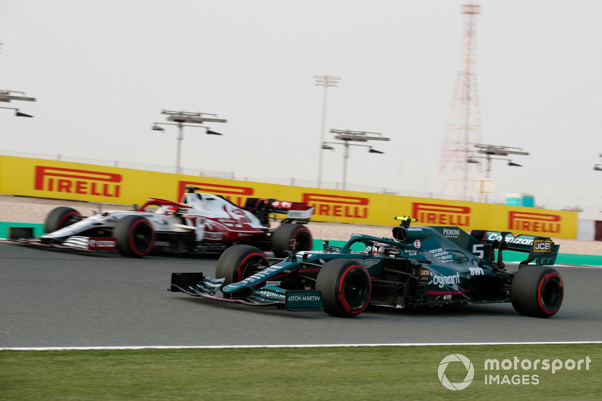 Sebastian Vettel, Aston Martin AMR21 e Kimi Raikkonen, Alfa Romeo Racing C41