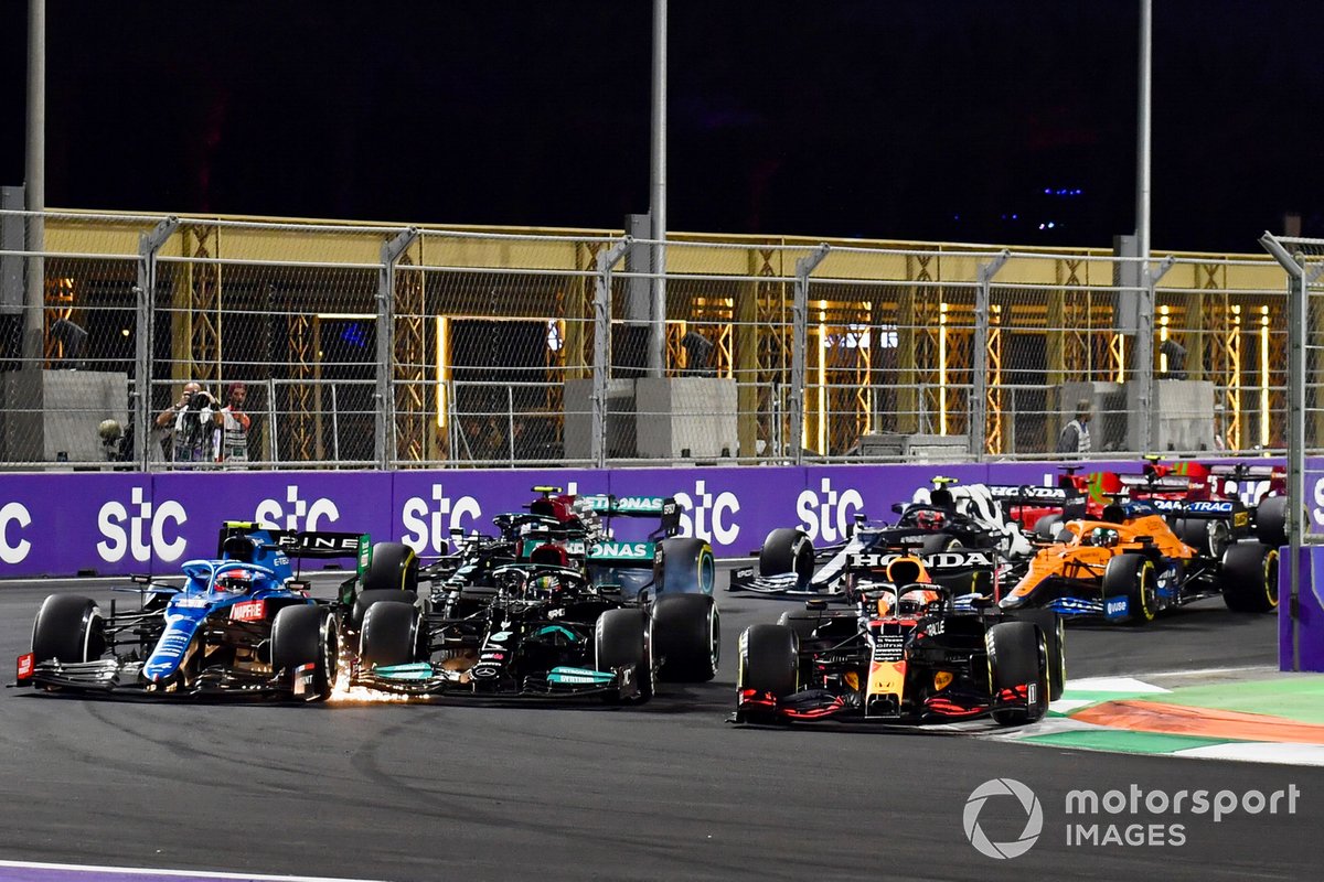 Max Verstappen, Red Bull Racing RB16B, Esteban Ocon, Alpine A521, Lewis Hamilton, Mercedes W12