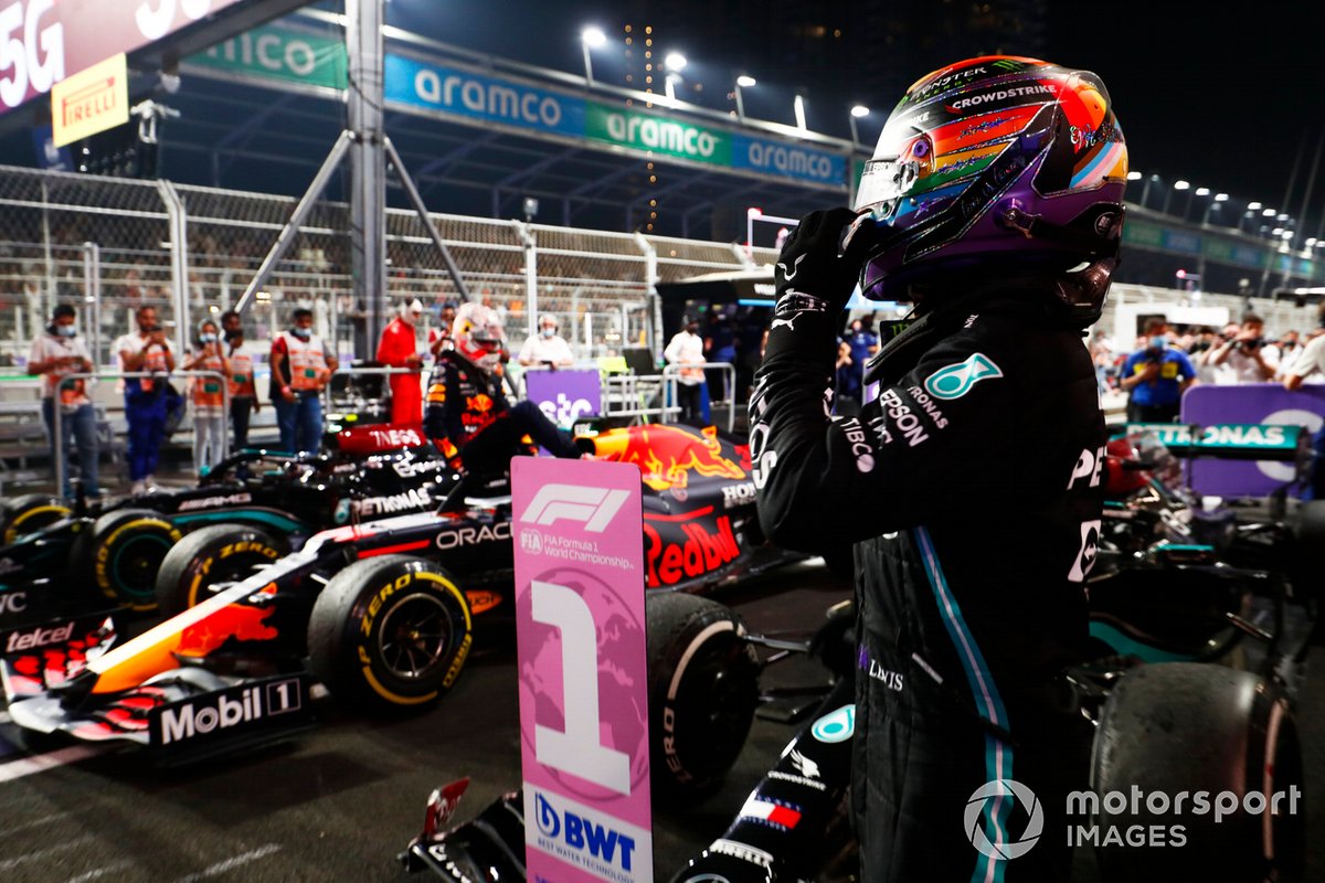 Lewis Hamilton, Mercedes, 1ª posición, en Parc Ferme