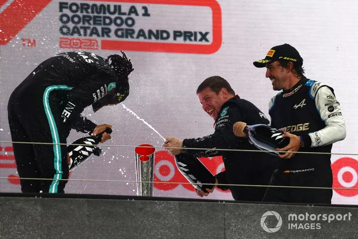 El delegado de Mercedes, Fernando Alonso, Alpine F1, y Lewis Hamilton, Mercedes, en el podio