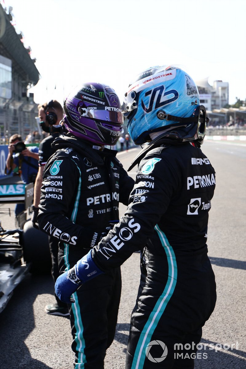 Ganador de la pole Valtteri Bottas, de Mercedes, y Lewis Hamilton, de Mercedes, se felicitan mutuamente en el Parc Ferme