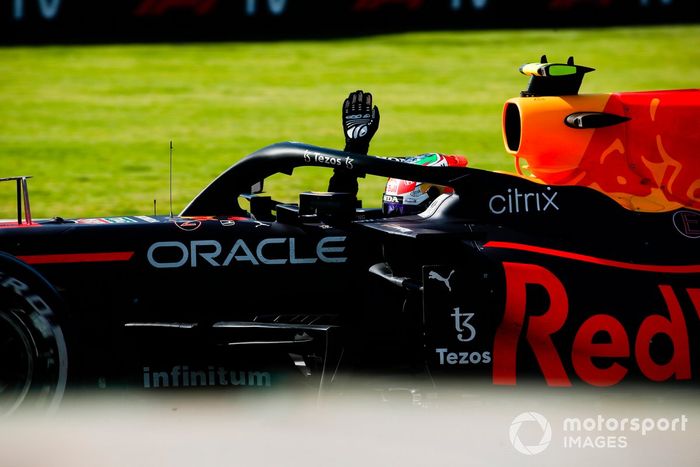 Tercer Lugar Sergio Pérez, Red Bull Racing RB16B, saluda a los aficionados al final de la carrera