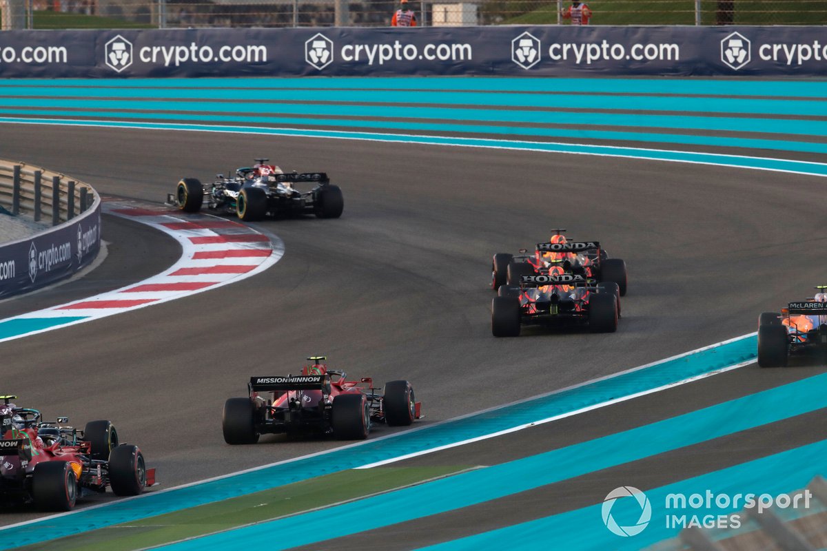 Lewis Hamilton, Mercedes W12, Max Verstappen, Red Bull Racing RB16B, Sergio Pérez, Red Bull Racing RB16B, mientras Lando Norris, McLaren MCL35M, se desvía