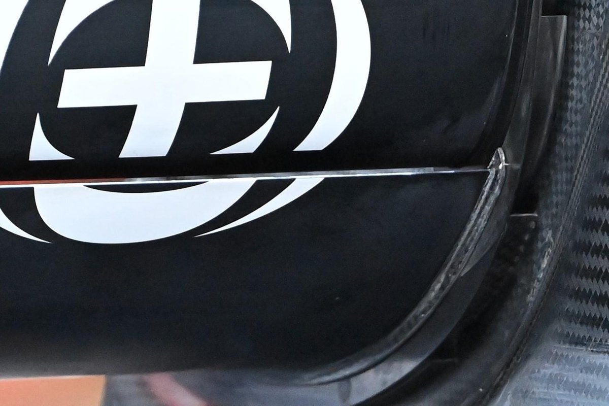 Detalle del alerón trasero del Mercedes W12