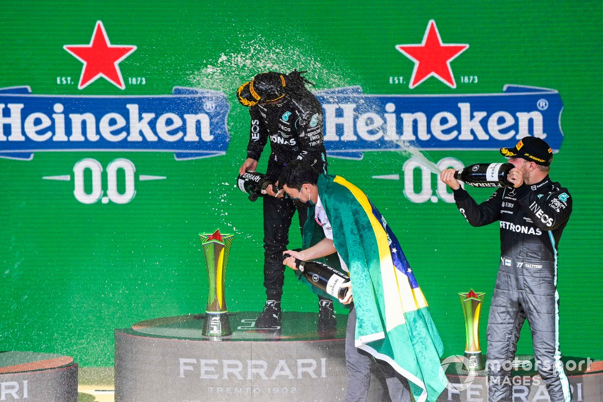 Podio: segundo lugar Max Verstappen, Red Bull Racing ganador Lewis Hamilton, Mercedes, tercer lugar Valtteri Bottas, Mercedes
