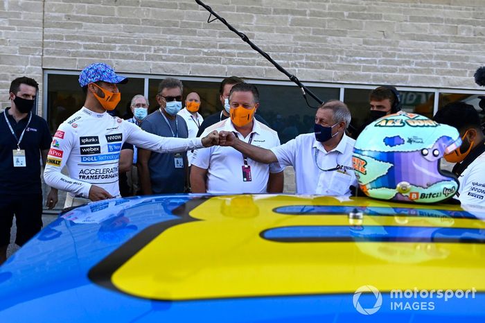 Daniel Ricciardo, McLaren, en el coche de Dale Earnhardt Wrangler Chevrolet Monte Carlo NASCAR de 1984