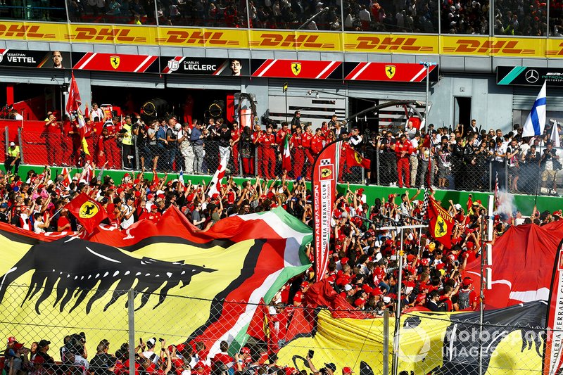 Il pubblico festeggia la vittoria della Ferrari