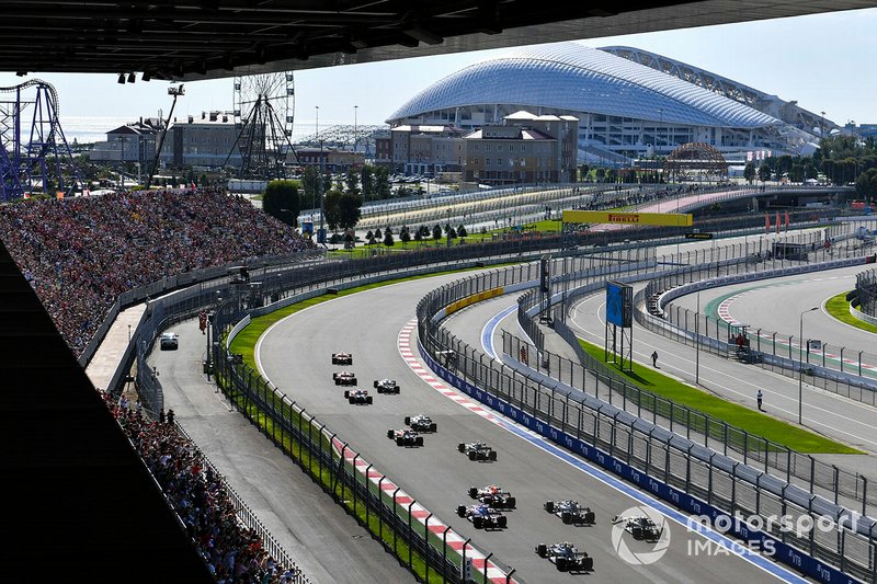 Sebastian Vettel, Ferrari SF90, precede Charles Leclerc, Ferrari SF90, Lewis Hamilton, Mercedes AMG F1 W10, Carlos Sainz Jr., McLaren MCL34, Valtteri Bottas, Mercedes AMG W10, e il resto delle auto all'inizio della gara