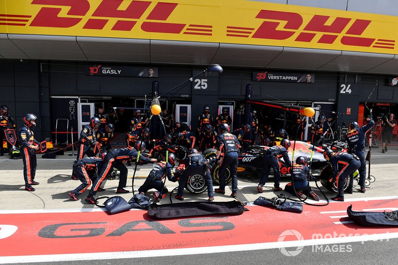 Pierre Gasly, Red Bull Racing RB15, pit stop