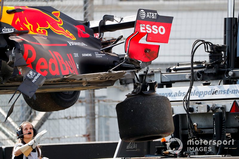 Marshals remove the damaged car of Pierre Gasly, Red Bull Racing RB15, from the circuit