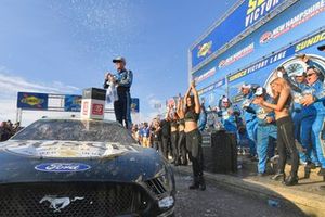 Race Winner Kevin Harvick, Stewart-Haas Racing, Ford Mustang Busch Beer / National Forest Foundation