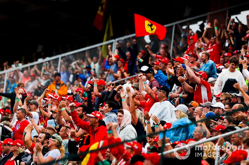 I tifosi esultano mentre Sebastian Vettel, Ferrari SF90, compie un