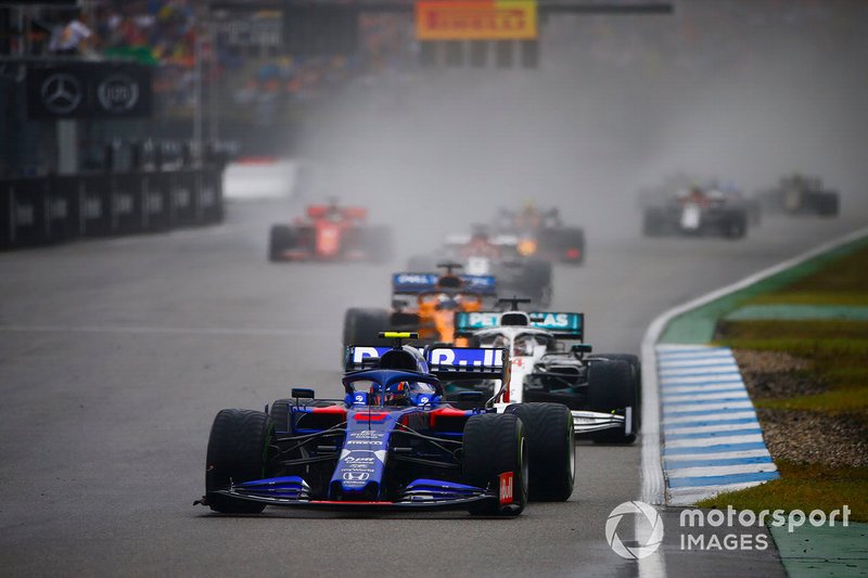 Alexander Albon, Toro Rosso STR14, Lewis Hamilton, Mercedes AMG F1 W10